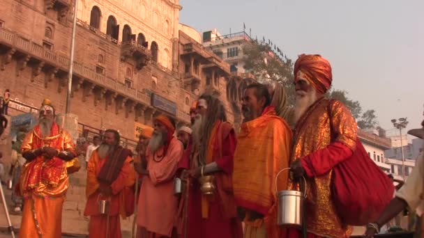 Ráno Sadhus ve Varanassi, stát Uttar Pradesh v Indii — Stock video