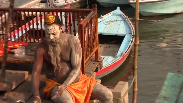 Manhã do sadhus em Varanassi, Uttar Pradesh estado na Índia — Vídeo de Stock