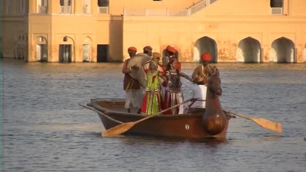 Ινδική Γάμος στη μουσική με βάρκα σε μια λίμνη στην Ινδία — Αρχείο Βίντεο