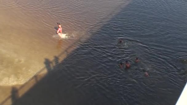 Mulher indiana e crianças no Ganges na Índia — Vídeo de Stock