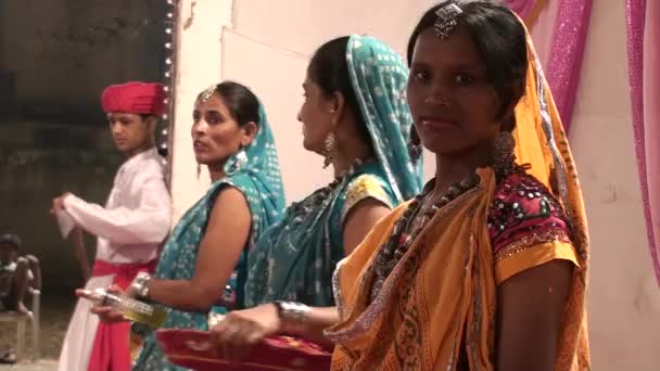 Цветы для свадебной церемонии в Раджастхане, Индия — стоковое видео