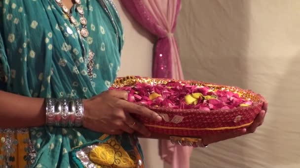 Flores para la ceremonia de boda en Rajastán, India — Vídeo de stock