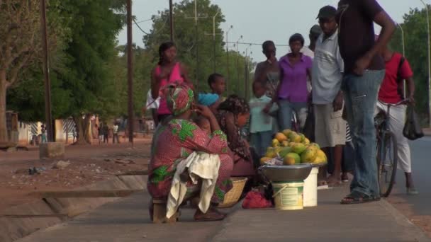 在达喀尔海滩上卖水果的人 — 图库视频影像