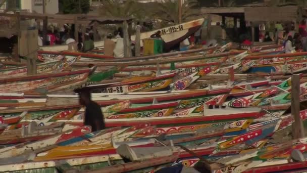 Barco dos pecadores na praia de Dakar para Senegal — Vídeo de Stock