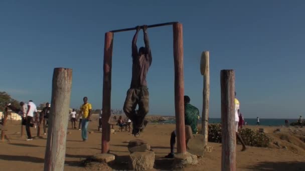 Treinamento de Halterofilismo à beira-mar de Dakar — Vídeo de Stock