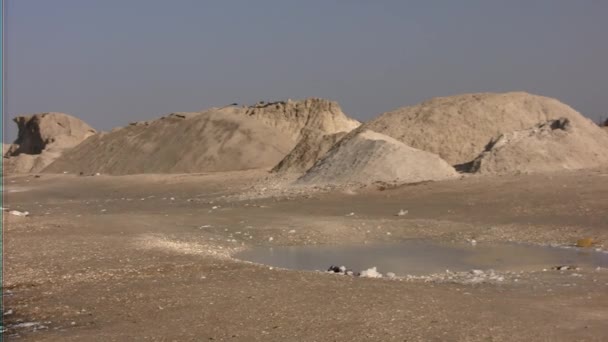 Łódź i sól na różowe jezioro Senegalu — Wideo stockowe