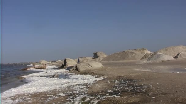 Човен і сіль на рожевому озері Сенегалу — стокове відео