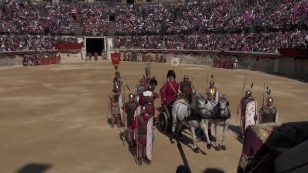 Présentation des Gladiateurs dans l'arène de Nîmes, en Provence — Video