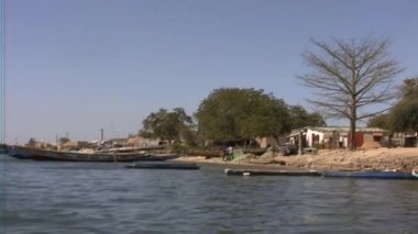 Sığınağın senegal Fadiouk Adası üzerinde kayıkçı