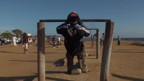 Training des Gewichthebens am Meer von Dakar — Stockvideo