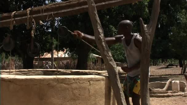 Ο άνθρωπος και το πηγάδι αυτό Casamance (Σενεγάλη), Σενεγάλη, Αφρική — Αρχείο Βίντεο