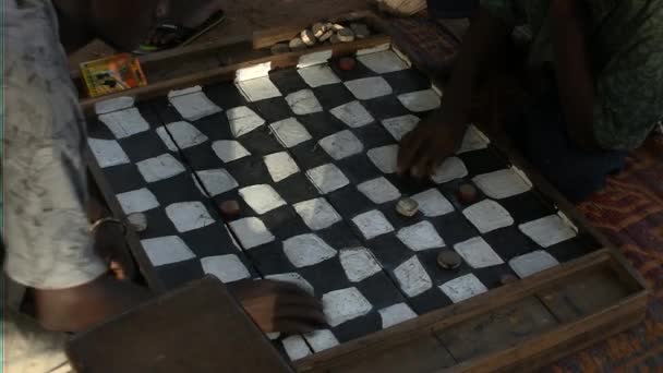 Joueur d'échec en Casamance, Sénégal, Afrique — Video