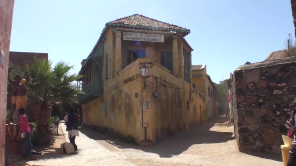Architektura na ostrově Gorée — Stock video