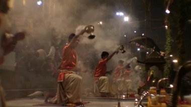 Varanassi, Hindistan'da Ganj ghat gece kutlayın ışıkları