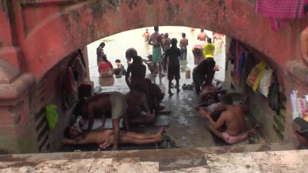 Massagem nos ghats de Calcutá — Vídeo de Stock