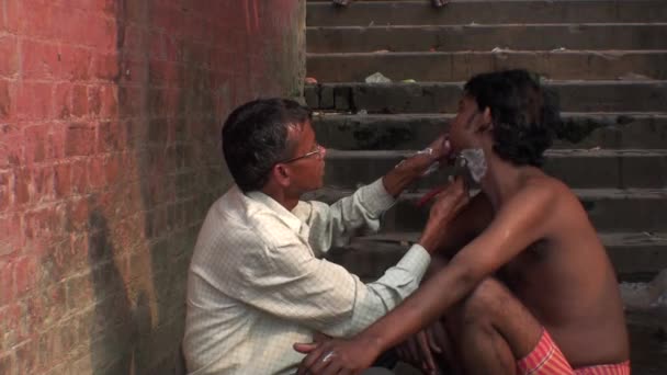 Парикмахеры на гатах Калькутты — стоковое видео