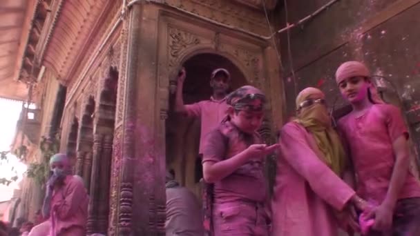 Heiliges Fest, Kinder vor dem Tempel Bihari, vrindavan, uttar pradesh, Indien — Stockvideo