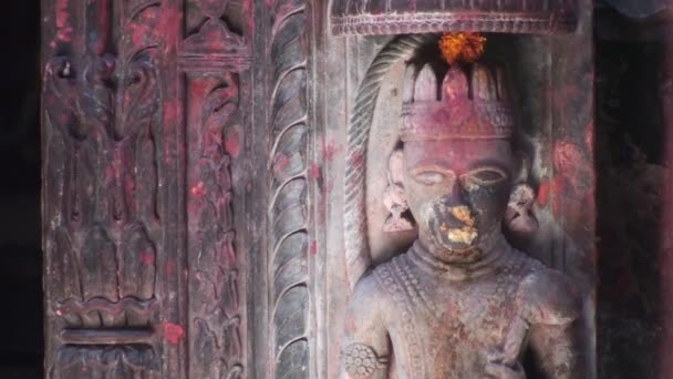 Estatua de un dios en un templo hindú — Vídeo de stock