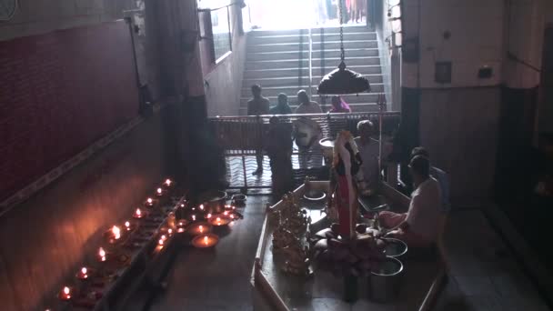 Kaarsen in een hindoe tempel — Stockvideo