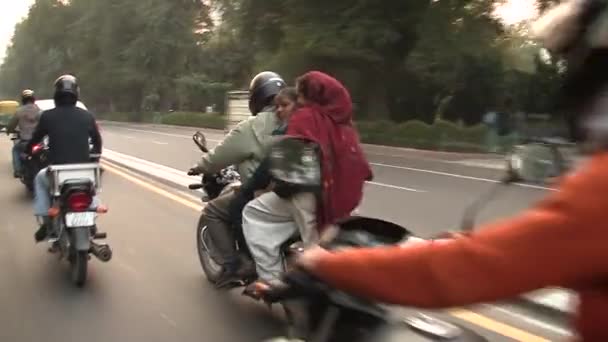 Em Rickshaw e motocicleta em New Dehli — Vídeo de Stock