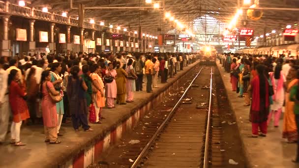 På plattformarna av stationen från Calcutta till Indien — Stockvideo