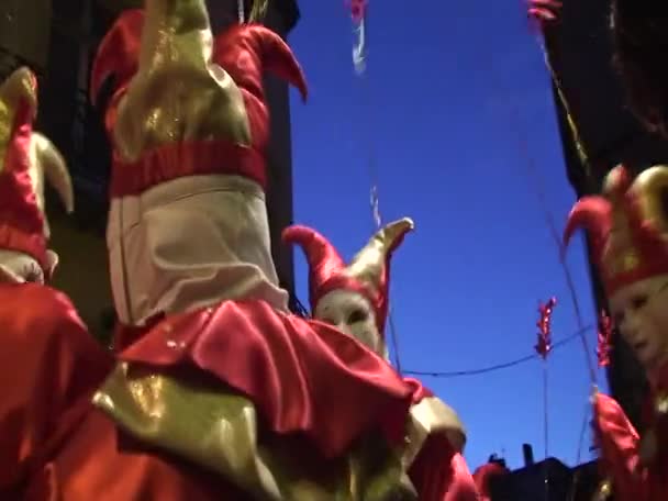 Parade der Gruppe des kleinen Jungen im Karneval von limoux in Frankreich — Stockvideo