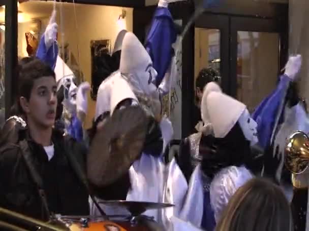 Carnavaliers μεταμφιεσμένοι σαν Pierrot για την παρέλαση τη νύχτα σε Limoux — Αρχείο Βίντεο