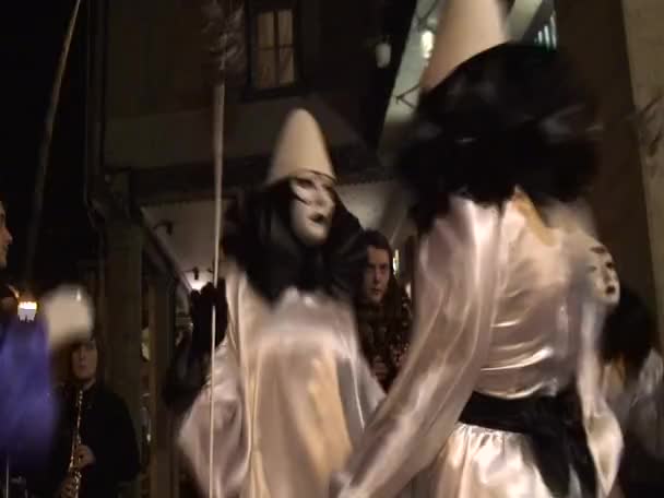 Carnavaliers vermomd als Pierrot voor de parade nachts naar Limoux — Stockvideo