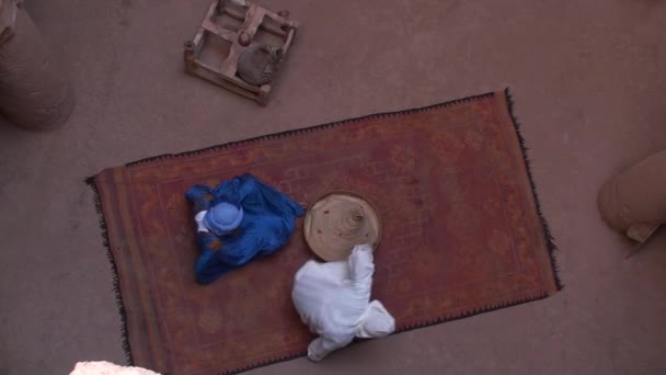 图阿雷格人在 Tamnougalt Kasbah 在摩洛哥喝茶 — 图库视频影像