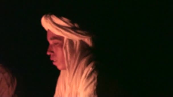 图阿雷格人在沙漠中的夜晚，摩洛哥 — 图库视频影像
