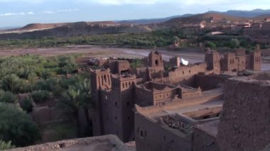 Palmiye ağaçları ve Fas Dragan Vadisi Rock'da çöl