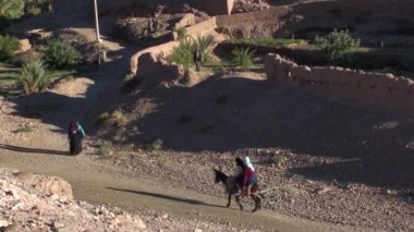 Bir eşek Okulu, Fas dönen çocuk