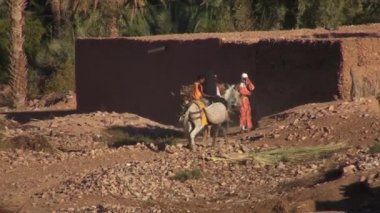 Bir eşek Okulu, Fas dönen çocuk