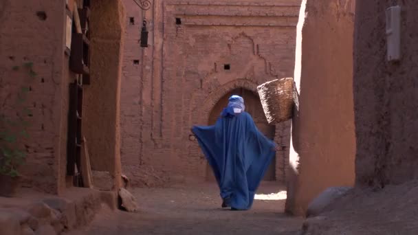 Tuareg in de Kasbah van Nkob op de weg van caravans, vallei van de Draa, Haut Atlas, Marokko — Stockvideo