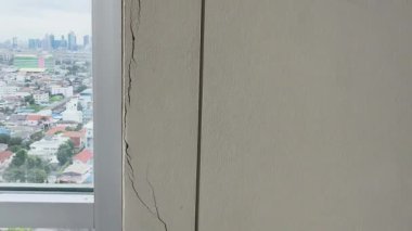 Depremler yüksek binaların iç duvarlarında çatlaklar oluşturabilir..