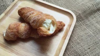 Tahtada kremalı ekmek hamuru