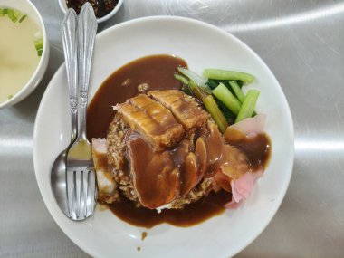 Masanın üstünde kırmızı domuz eti ve kızarmış domuz pirinci var. Lezzetli bir Tayland yemeği..