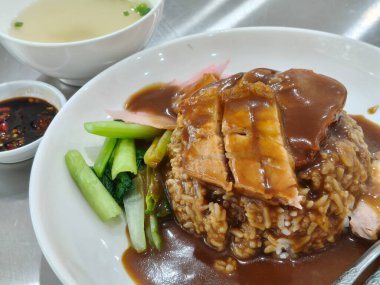 Masanın üzerinde kırmızı domuz eti ve kızarmış domuz pirinci var. Tayland yemeği.