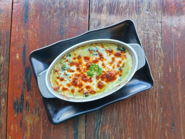 İki taraflı pizza ve mantar, dilimlenmiş domuz eti. İtalyan yemeklerinin en üst görüntüsü