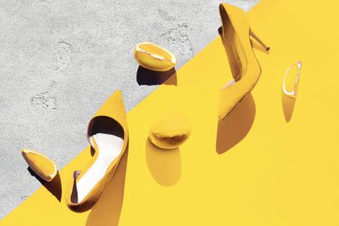 Parlak, sarı topuklu, limonlu ayakkabılar..