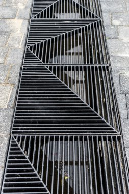 Kanalizasyon kapağı gri arka plan