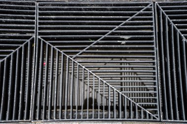 Kanalizasyon kapağı gri arka plan