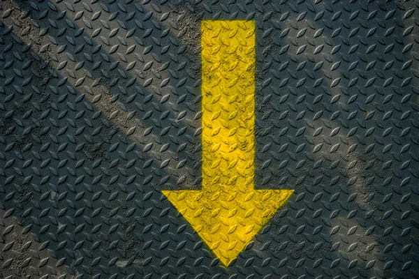 Flecha amarilla y fondo de acero — Foto de Stock