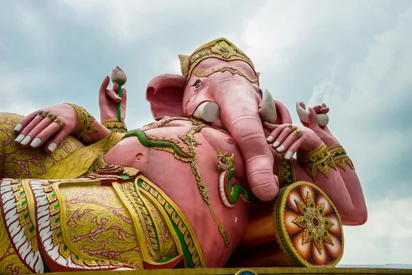 Elefante - con cabeza de dios y el fondo del cielo — Foto de Stock