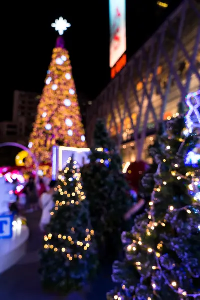 クリスマス ツリー、背景をぼかした写真にピンぼけ光 — ストック写真