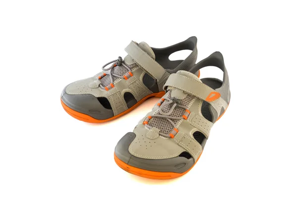 Beyaz arka plan üzerinde kullanılan spor sandal çifti