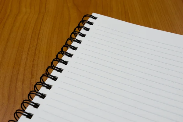 defter Kağıt ahşap zemin üzerinde