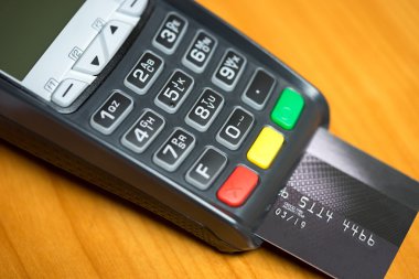 Kredi kartı ödeme ahşap arka kapatmak