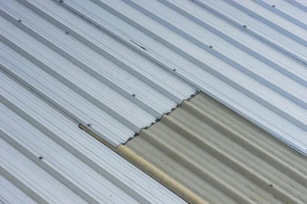 Techos de metal en la construcción comercial — Foto de Stock