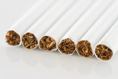 Beyaz arka plan üzerinde sigara set up kapatın